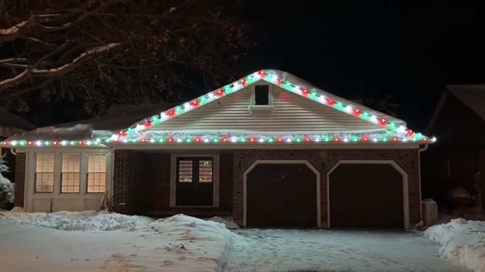 Bungalow roofline lit in alternating red, green and white